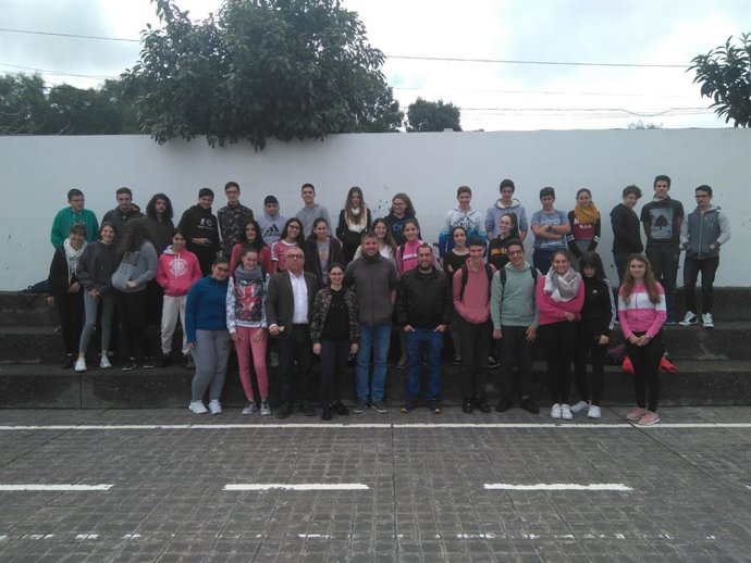 Los alumnos del CEO Luján Pérez de Guía (Gran Canaria) junto a Sebastián Quintan