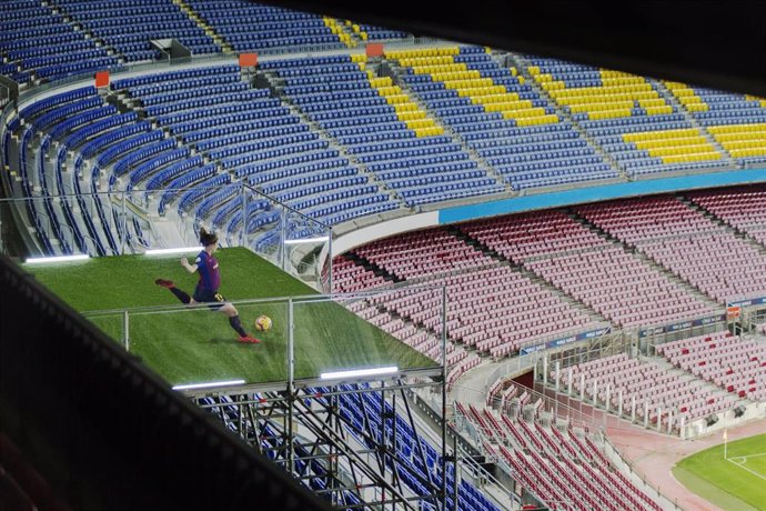 Alexia Putellas, jugadora del FC Barcelona marca un gol desde el palco del Camp 