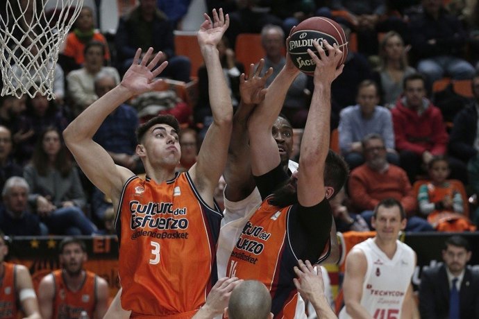 Josep Puerto en un partido con el Valencia Basket