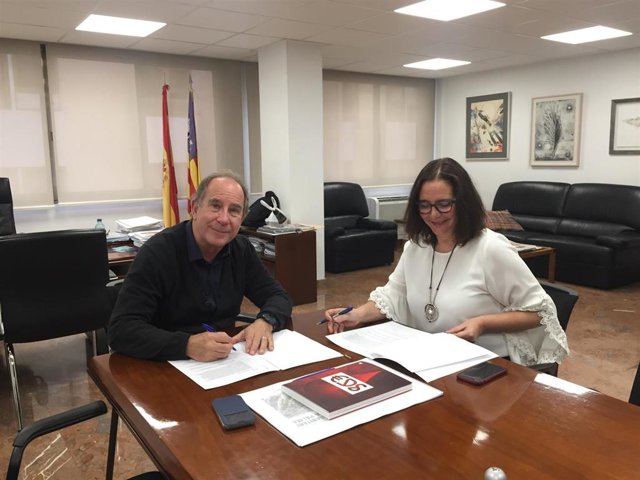 Director general del Servicio de Salud, Juli Fuster, y presidenta del Comib, Man