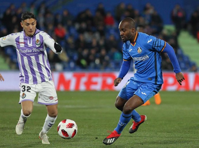 Leo Suárez pugna por un balón con Foulquier en el Getafe-Valladolid de Copa