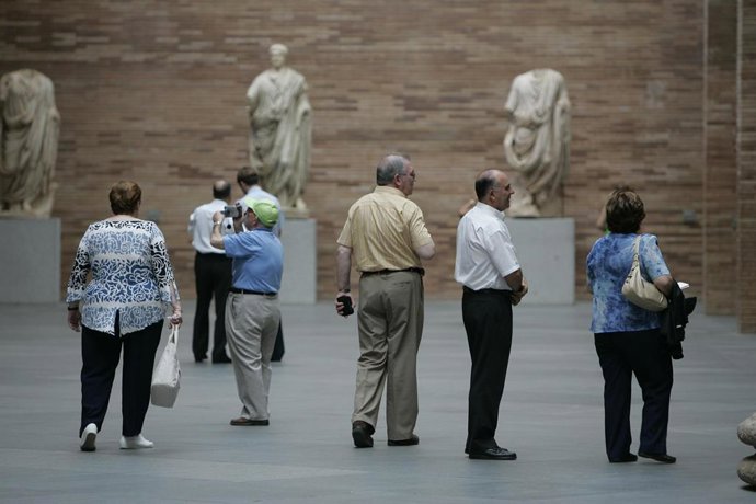 Turistas visitando monumentos de Mérida