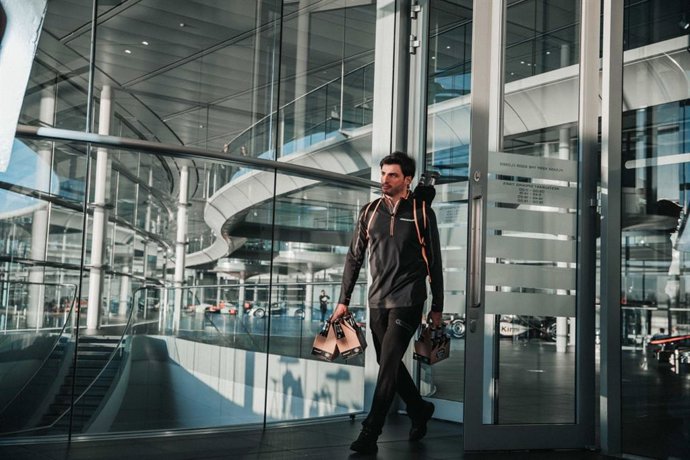 Carlos Sainz entra en Woking (McLaren) con unas Estrella Galicia 0,0