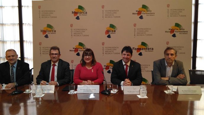 La UIB i Turisme signen un conveni per comprar un microscopi