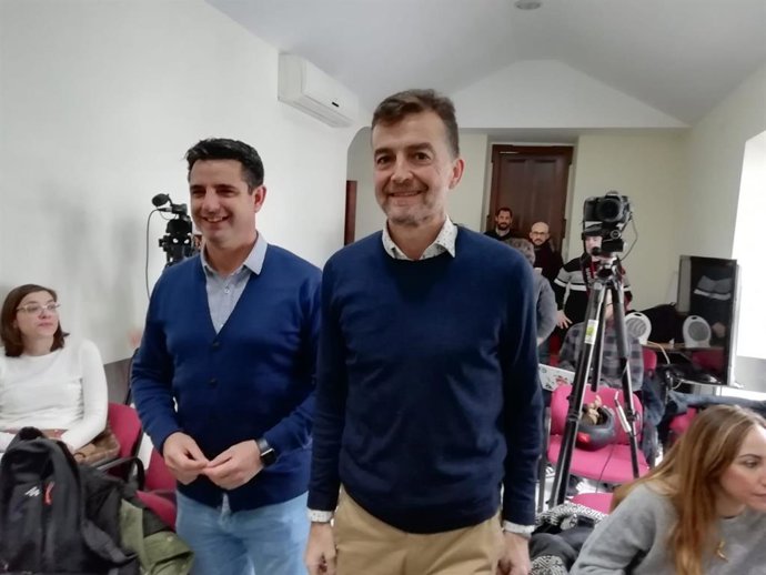 Maíllo junto a García entre los periodistas