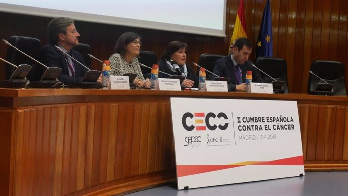 Mesa de inauguración de la I Cumbre Española contra el Cáncer