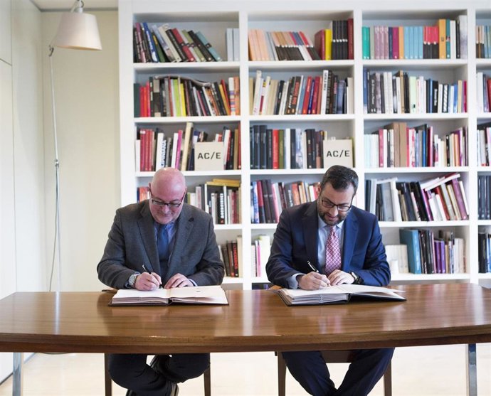 Firma del acuerdo para seguir desarrollando el 'Sello de Calidad de Librerías'