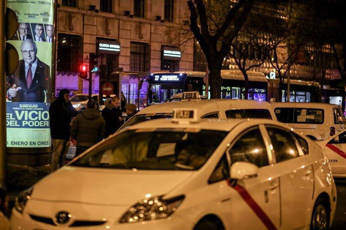 Los taxistas se concentran en el Paseo de la Castellana de Madrid y trasladan al