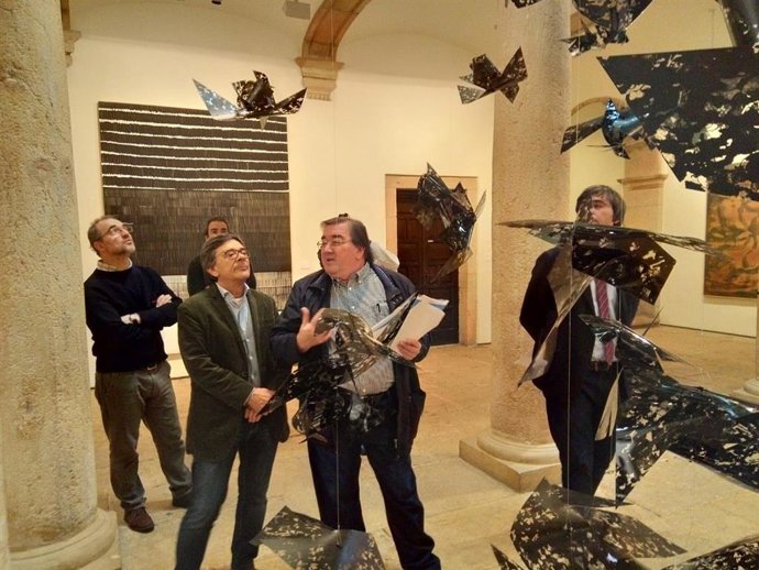 Roberto Sánchez Ramos juntoa a Francisco Velasco frente a una de sus obras