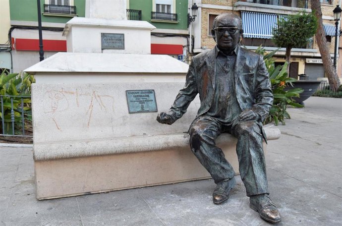 La estatua de Estellés ya repuesta en Burjassot