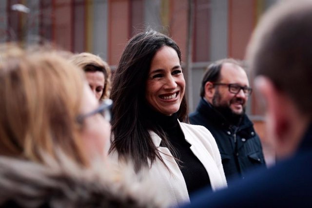 BEGOÑA VILLACÍS SE REÚNE CON VECINOS PARA REIVINDICAR UN CARRIL BUS VAO EN LA A-