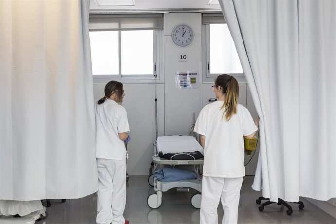 Enfermeras del CUAP del CIS Cotxeres en los boxes de urgencias