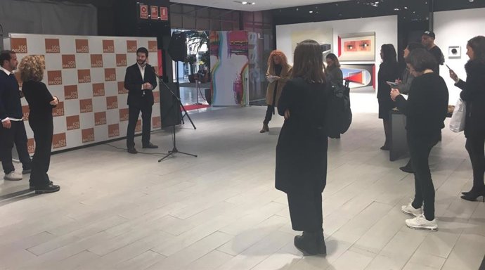 Asistentes a la inauguración de la exposición #Pasajes en Los Arcos