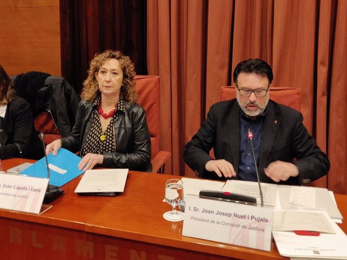 La consellera de Justícia, Ester Capella, i el diputat dels comuns Joan Josep Nu