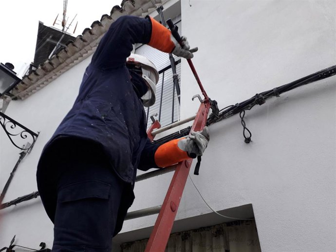 Un operador de suministro eléctrico corta una acometida ilegal