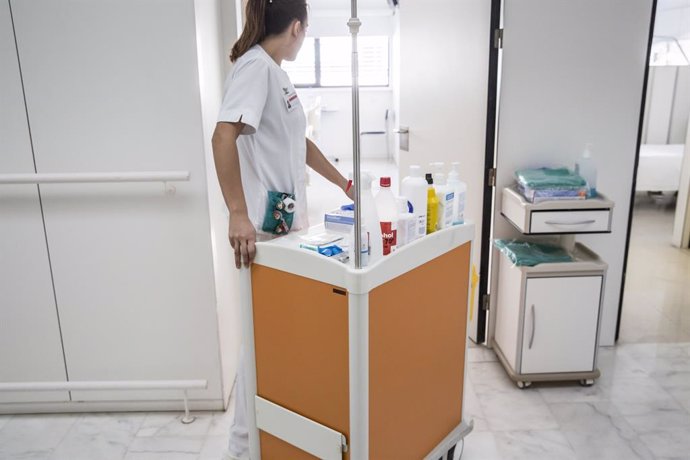 Infermera porta un carro de cures a l'Hospital de Mollet (Barcelona)