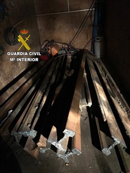 FOTOGRAFÍA DE LA GUARDIA CIVIL DE LAS VÍAS SUSTRAÍDAS EN LA LÍNEA LEÓN-GIJÓN