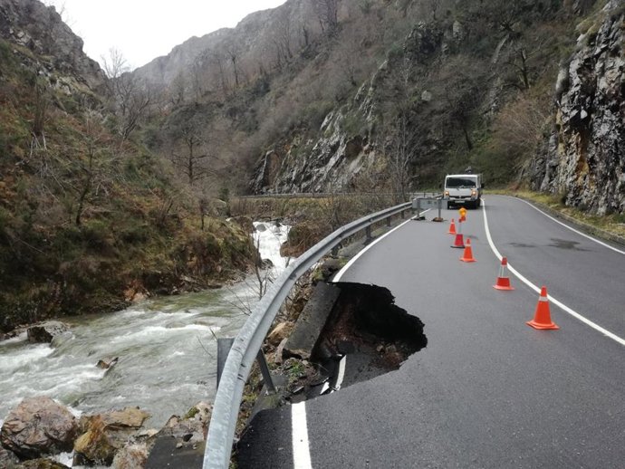 Hundimiento de la carretera N-625 de acceso a León por temporal