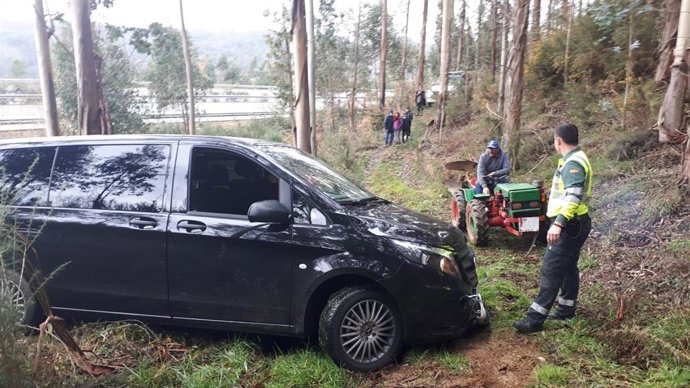 Auxilian a una familia atrapada en un monte de Coirós (A Coruña).