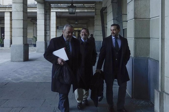 Guerrero, junto a sus abogados, antes de entrar en la Audiencia de Seviilla para