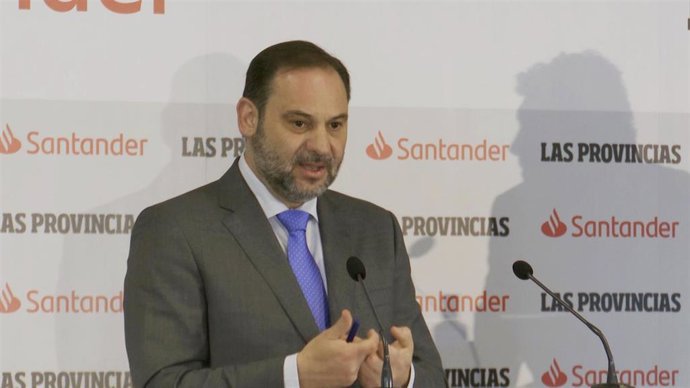 El ministro de Fomento, José Luis Ábalos, interviene en el desayuno-coloquio del