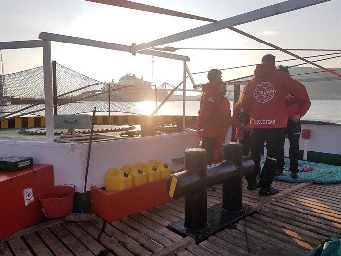 Voluntarios de Open Arms en el barco