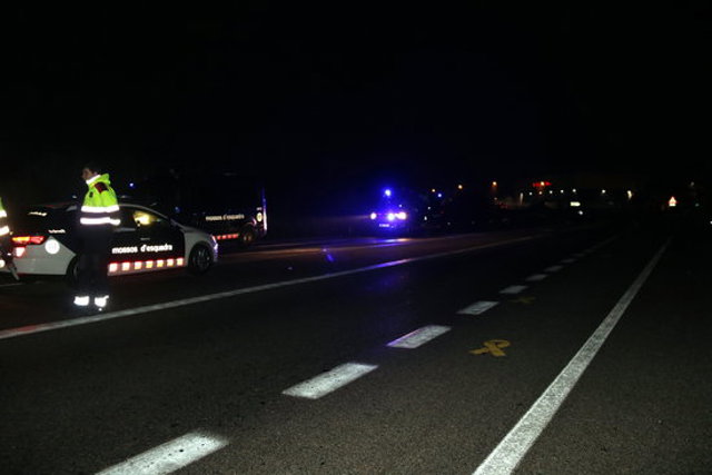 Tallen la C-55 a prop de l'accés a Lledoners amb oli i material inflamable
