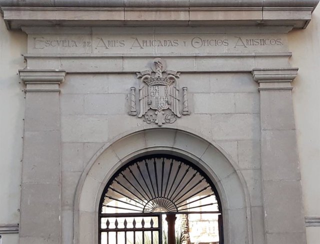 Escudo sobre la entrada de la Escuela de Artes de Almería