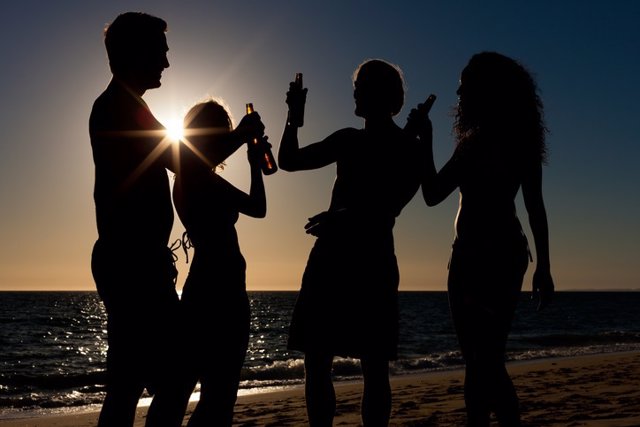 Jóvenes, beber, alcohol, playa, atardecer