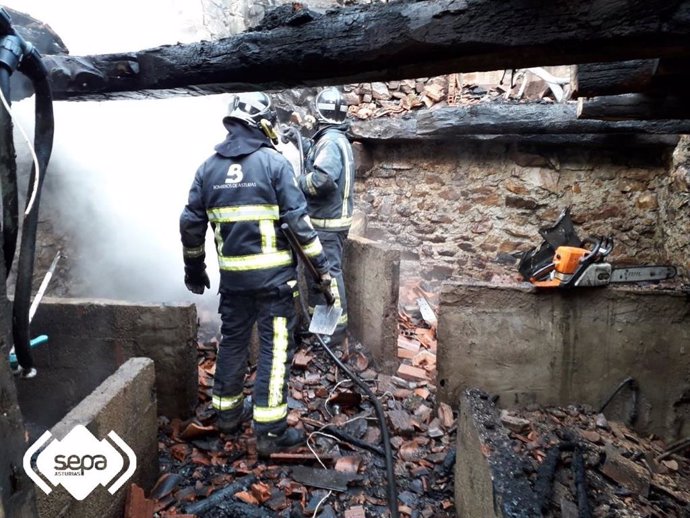 Bomberos del SEPA extingue un fuego en Cornas (Tineo)