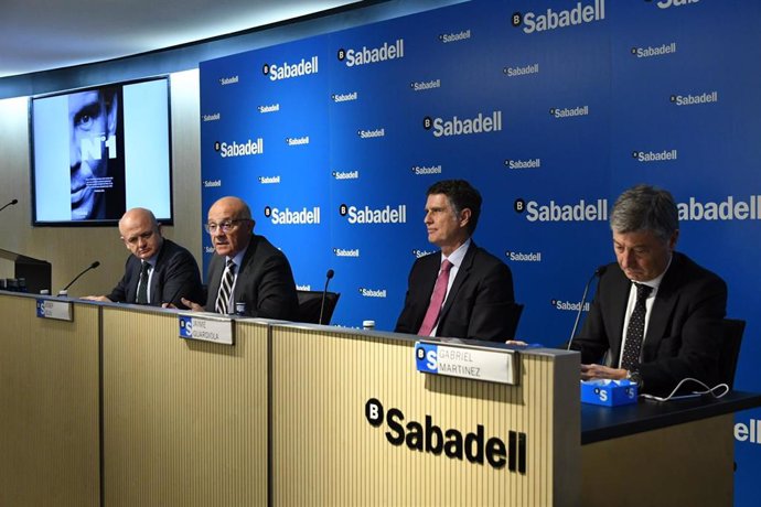 Josep Oliu, presidente de Banco Sabadell. Jaime Guardiola, consejero delegado.