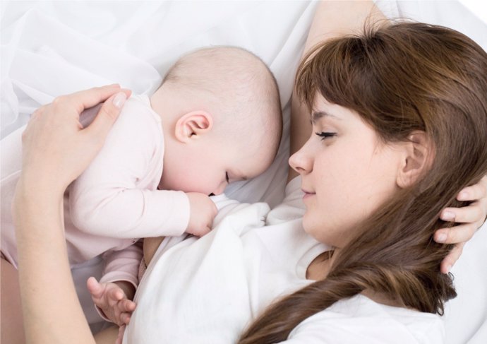 La lactancia materna cuenta con grandes beneficios para los niños.