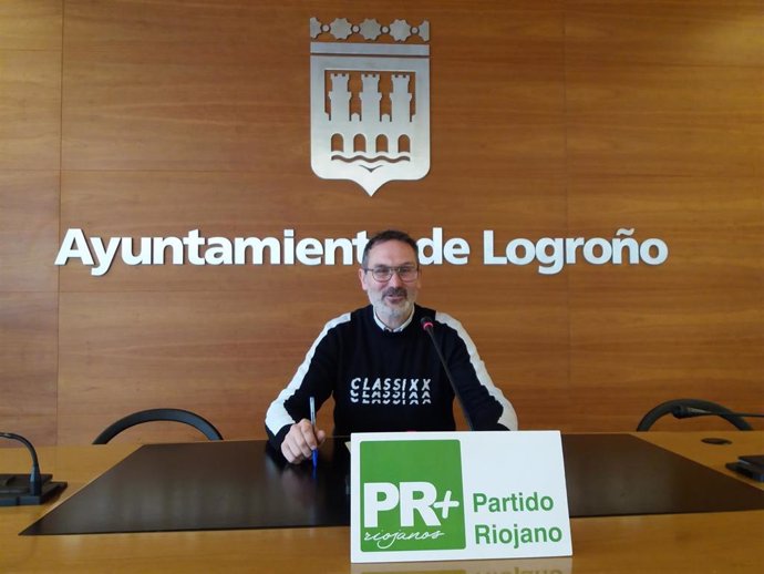 El concejal del PR+, Rubén Antoñanzas en la comparecencia de prensa sobre empleo