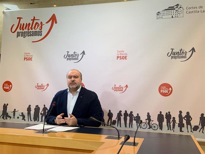 El diputado del PSOE en las Cortes regionales en rueda de prensa