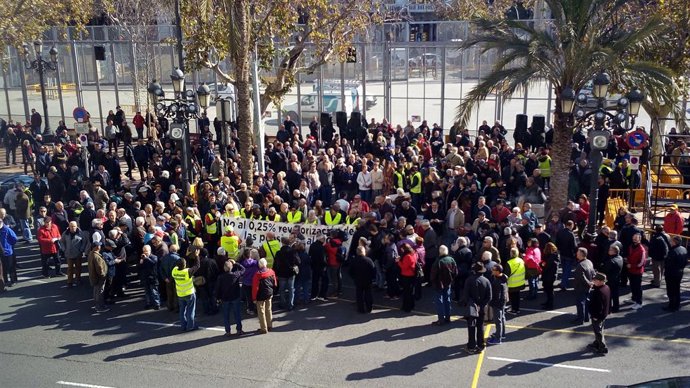 Concentració en favor de la millora de les pensions davant l'Ajuntament       