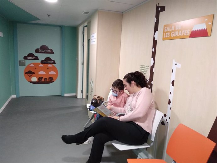 Un paciente pediátrico y su madre esperan en una sala de la Unidad de Fibrosis Q