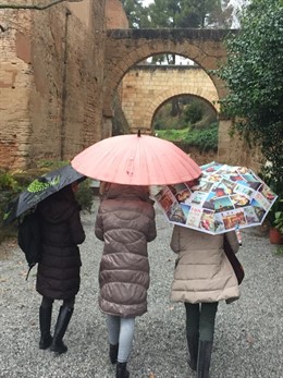 Viandantes, junto al arco de acceso a la Alhambra por la Cuesta del Rey Chico