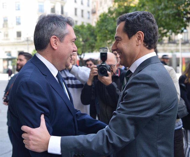 El presidente de la Junta, Juanma Moreno, saluda al alcalde de Sevilla, Juan Esp
