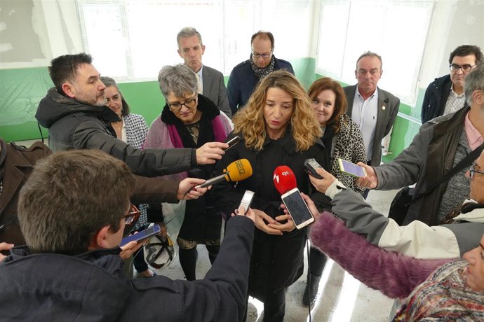 La consejera de Familia, Alicia García, en las obras del futuro centro de Aspace