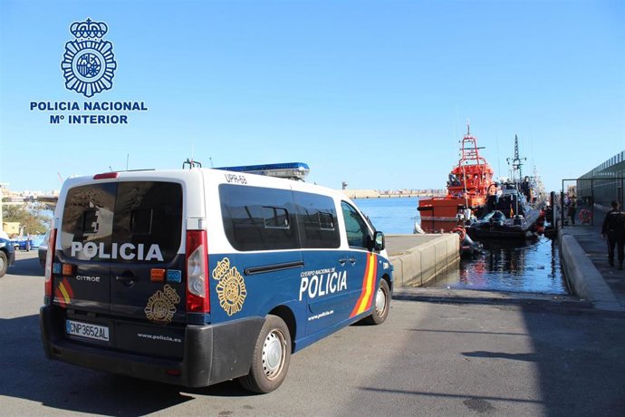 Un vehículo policial en el Puerto de Almería