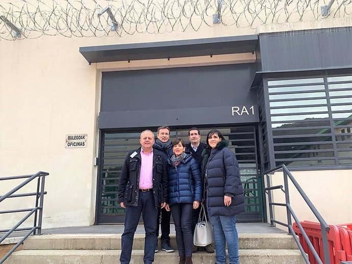 Parlamentarios de EAJ-PNV visitan la cárcel alavesa de Zaballa