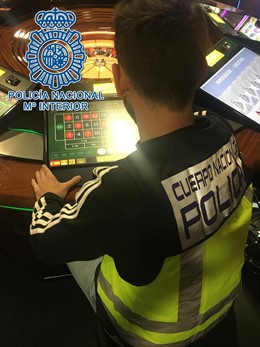 La Policía Nacional deteniene a dos personas por hackear máquinas recreativas