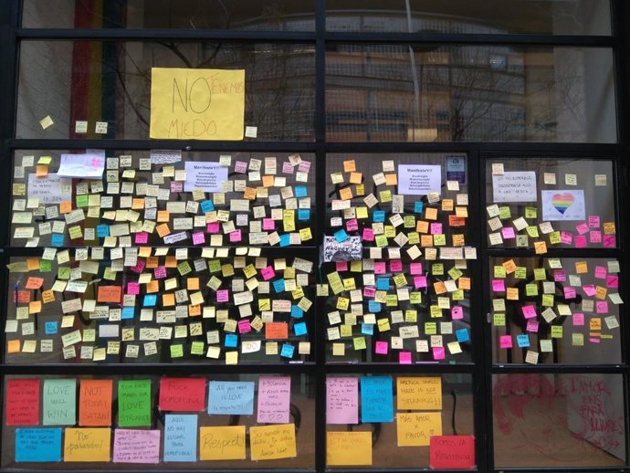 Missatges de suport a la porta del Centre LGTBI de Barcelona després de l'atac h