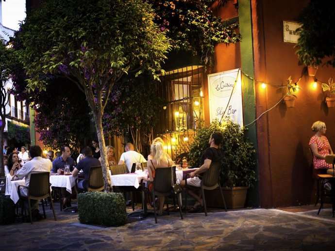 Calle Ancha terraza turistas ocio bar restaurante hostelería empleo camarero tra