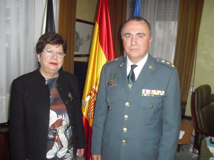 El nuevo coronel jefe de la Comandancia de Ceuta de Gabriel Domínguez, con la De