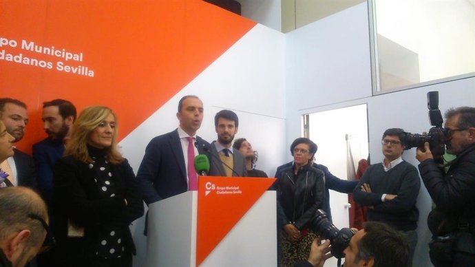 Javier Millán con su equipo durante la rueda de prensa