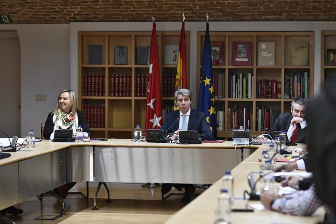 Reunión del presidente de la Comunidad de Madrid, Ángel Garrido, con representan