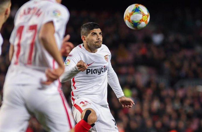 Banega intenta controlar un balón en el Barcelona-Sevilla de Copa