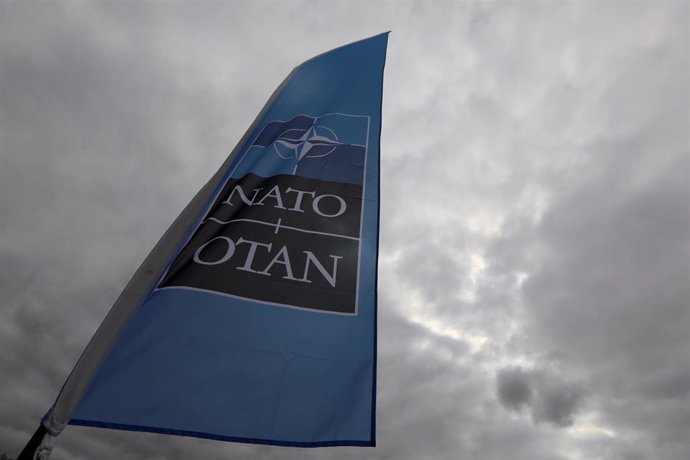 Bandera de la OTAN antes de la cumbre del 11 de julio en Bruselas