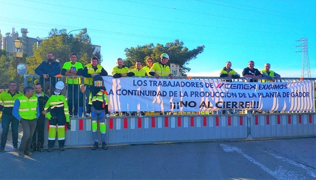 Trabajadores de Cemex en Gádor (Almería) bloquean el acceso a la fábrica